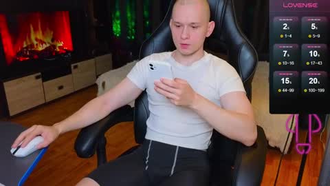 Snapshot of pistonpojizni chatting on 3, 1, 2025 STRONGBEAUTY online show from 3, 1, 2025