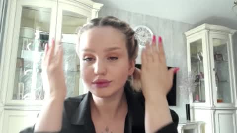 Caroline online show from 11, 4, 2026