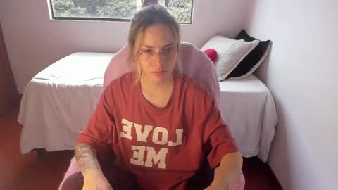 Snapshot of pixiedaemon chatting on 18, 4, 2026 pixie online show from 18, 4, 2026