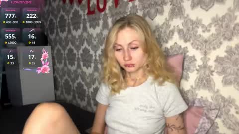 Snapshot of porshes chatting on 15, 9, 2025 HERES SILVIA AND OlIVIA WELCOME EVERYONE LOVENSE DOMI REACT TO YOUR TIPS LETS MAKE A GREAT SHOW TOGETHER online show from 15, 9, 2025