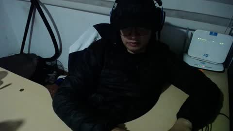 Snapshot of powerfulzeus2 chatting on 19, 11, 2025 powerfulzeus2 online show from 19, 11, 2025