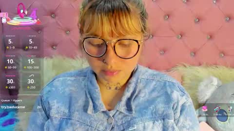 Snapshot of pretti__violet_ chatting on 12, 11, 2025 Pretti Violet online show from 12, 11, 2025