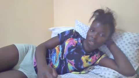 Snapshot of pretty_petite_ebony chatting on 6, 1, 2025 pretty_petite_ebony online show from 6, 1, 2025