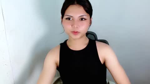 Snapshot of prettyjulian chatting on 17, 12, 2025 SEXY JULIA online show from 17, 12, 2025