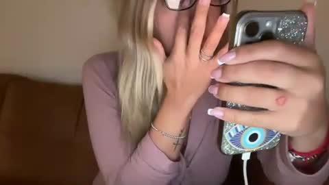 Snapshot of prettyyykittyyy22 chatting on 21, 9, 2025 prettyyykittyyy22 online show from 21, 9, 2025