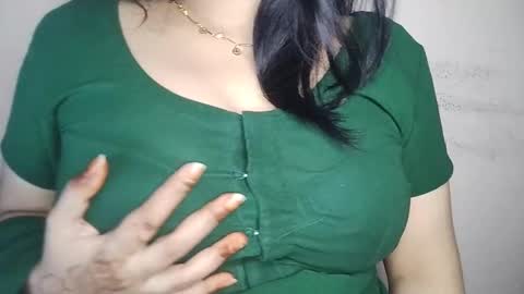 Snapshot of priyu_ chatting on 17, 12, 2025 priyu_ online show from 17, 12, 2025