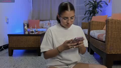    INDEPENDENT MODEL online show from 4, 3, 2025