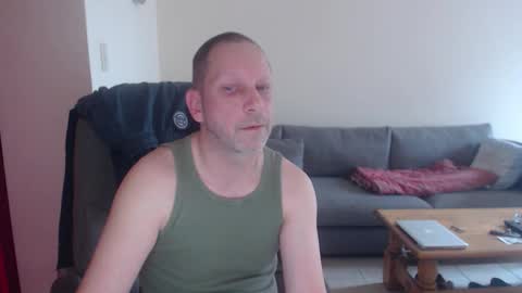 Snapshot of ptitmec chatting on 19, 10, 2025 topher online show from 19, 10, 2025