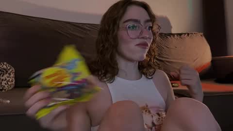 Snapshot of purity_ring chatting on 22, 12, 2024 Marie online show from 22, 12, 2024