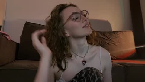 Snapshot of purity_ring chatting on 26, 12, 2024 Marie online show from 26, 12, 2024