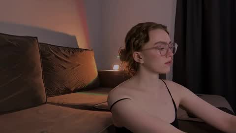 Snapshot of purity_ring chatting on 28, 2, 2025 Marie online show from 28, 2, 2025