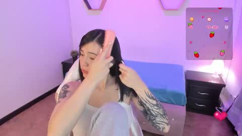 Snapshot of purple_slut_ chatting on 6, 11, 2025 Anna online show from 6, 11, 2025