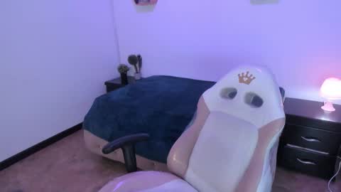 Snapshot of purple_slut_ chatting on 25, 11, 2025 Anna online show from 25, 11, 2025