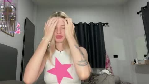 Snapshot of pussymoneywet chatting on 25, 5, 2026 Lina online show from 25, 5, 2026