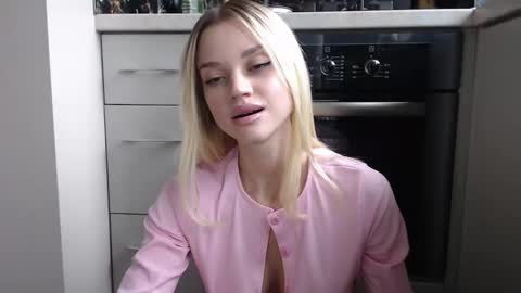 Snapshot of qeeensgambit chatting on 10, 12, 2024 Milana online show from 10, 12, 2024