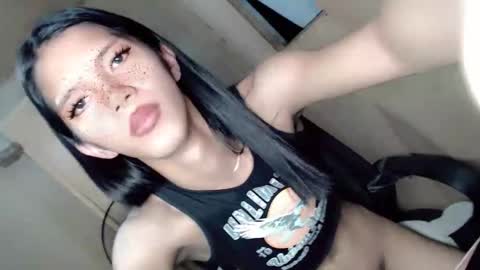 Snapshot of qn_jeshelle chatting on 17, 11, 2025 SimplePetite Astrid28 online show from 17, 11, 2025