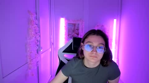 Snapshot of queen_amelie chatting on 13, 5, 2026 Amelie online show from 13, 5, 2026