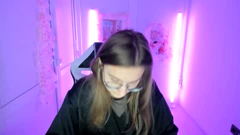 Snapshot of queen_amelie chatting on 17, 5, 2026 Amelie online show from 17, 5, 2026