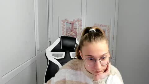 Snapshot of queen_amelie chatting on 29, 5, 2026 Amelie online show from 29, 5, 2026