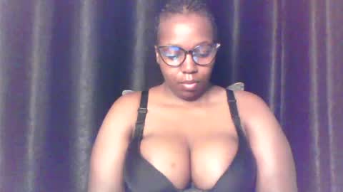 Snapshot of queen_melanine chatting on 1, 7, 2026 QUEEN online show from 1, 7, 2026