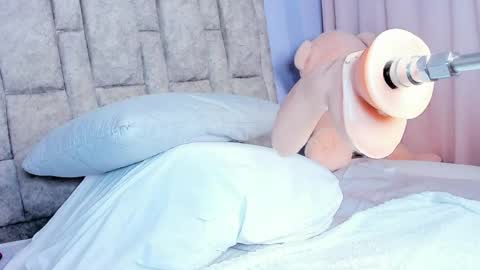Snapshot of queen_yully chatting on 5, 4, 2026 queen_yully online show from 5, 4, 2026