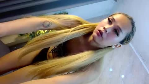 Snapshot of queena10 chatting on 19, 12, 2025 CALL ME YOUR QUEEN AIVY1 online show from 19, 12, 2025