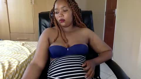 Queenbebony2 online show from 5, 3, 2025