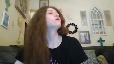 Snapshot of queencrimsonlvx chatting on 24, 4, 2026 queencrimsonlvx online show from 24, 4, 2026