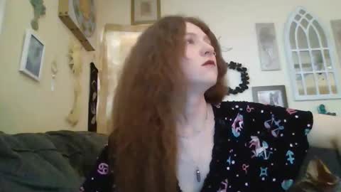 Snapshot of queencrimsonlvx chatting on 21, 5, 2026 queencrimsonlvx online show from 21, 5, 2026