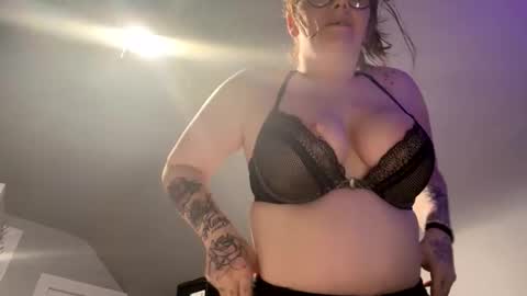 Snapshot of queenjmmannen18 chatting on 6, 4, 2026 queenjmmannen18 online show from 6, 4, 2026