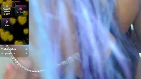 QueenOfHearts online show from 5, 3, 2025