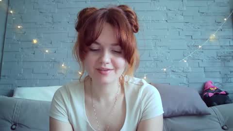 QueenOfModels online show from 4, 3, 2025