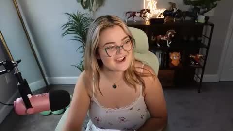 Snapshot of quervoqueen1 chatting on 11, 11, 2025 Bri online show from 11, 11, 2025