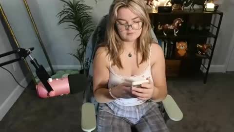 Snapshot of quervoqueen1 chatting on 16, 11, 2025 Bri online show from 16, 11, 2025