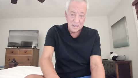 Snapshot of quest_one chatting on 21, 12, 2025 Jim online show from 21, 12, 2025