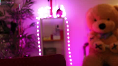 Nova Hollis online show from 5, 4, 2026