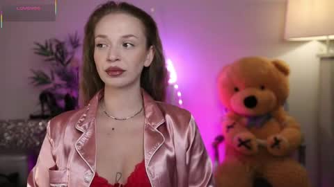 Nova Hollis online show from 11, 4, 2026