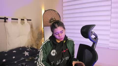 Snapshot of rachell_criss chatting on 8, 11, 2025 Rachell online show from 8, 11, 2025