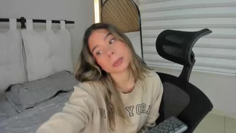 Snapshot of rachell_criss chatting on 28, 11, 2025 Rachell online show from 28, 11, 2025