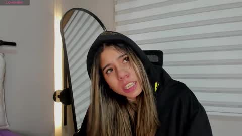 Snapshot of rachell_criss chatting on 18, 12, 2025 Rachell online show from 18, 12, 2025