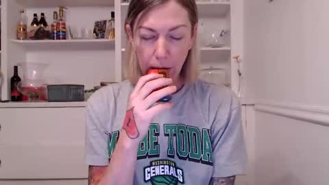 Snapshot of racytracy80 chatting on 5, 2, 2026 Racy Tracy online show from 5, 2, 2026