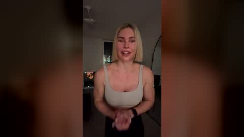 Snapshot of raepeaks chatting on 4, 7, 2026 Rae online show from 4, 7, 2026
