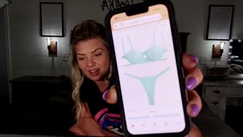 Snapshot of raequinnxxx chatting on 23, 4, 2026 Rae Quinn and Doctor Dustin online show from 23, 4, 2026