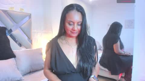 Raquel Moore  online show from 23, 9, 2025