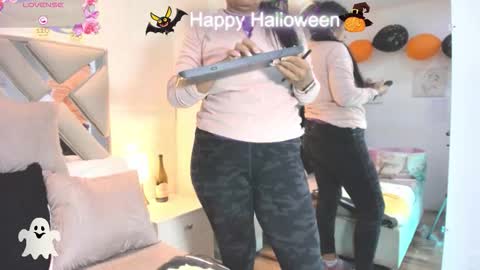 Raquel Moore  online show from 1, 11, 2025