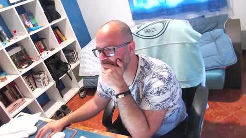 ravingr3d3 online show from 15, 4, 2026