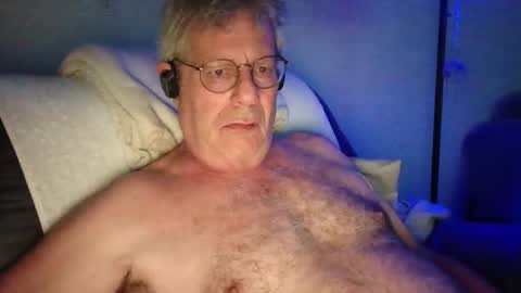 Snapshot of rbycks chatting on 10, 4, 2026 mickey95003 online show from 10, 4, 2026