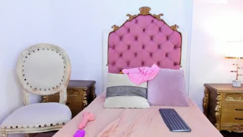 Rebeca Whatsson online show from 5, 3, 2025