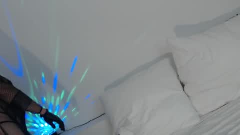 Rebeccalachaude online show from 11, 11, 2025