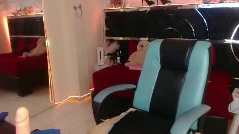 Snapshot of red_moon_2 chatting on 4, 2, 2026 Lunaaaaa online show from 4, 2, 2026